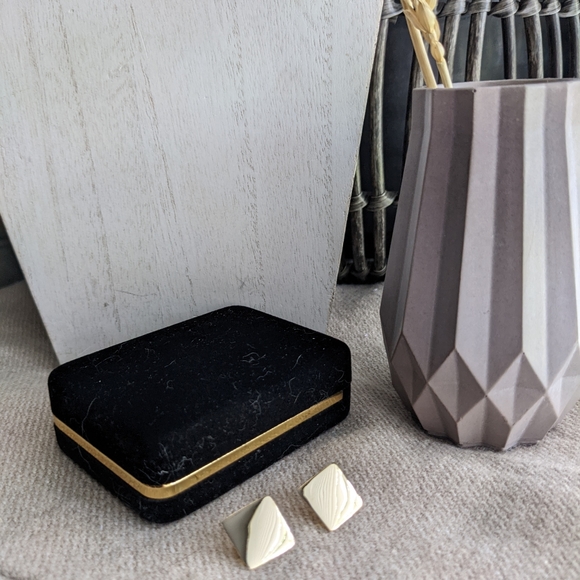 14k solid yellow gold "the Yellow Kite" rectangular gold sheet stud earr… - Picture 3 of 3